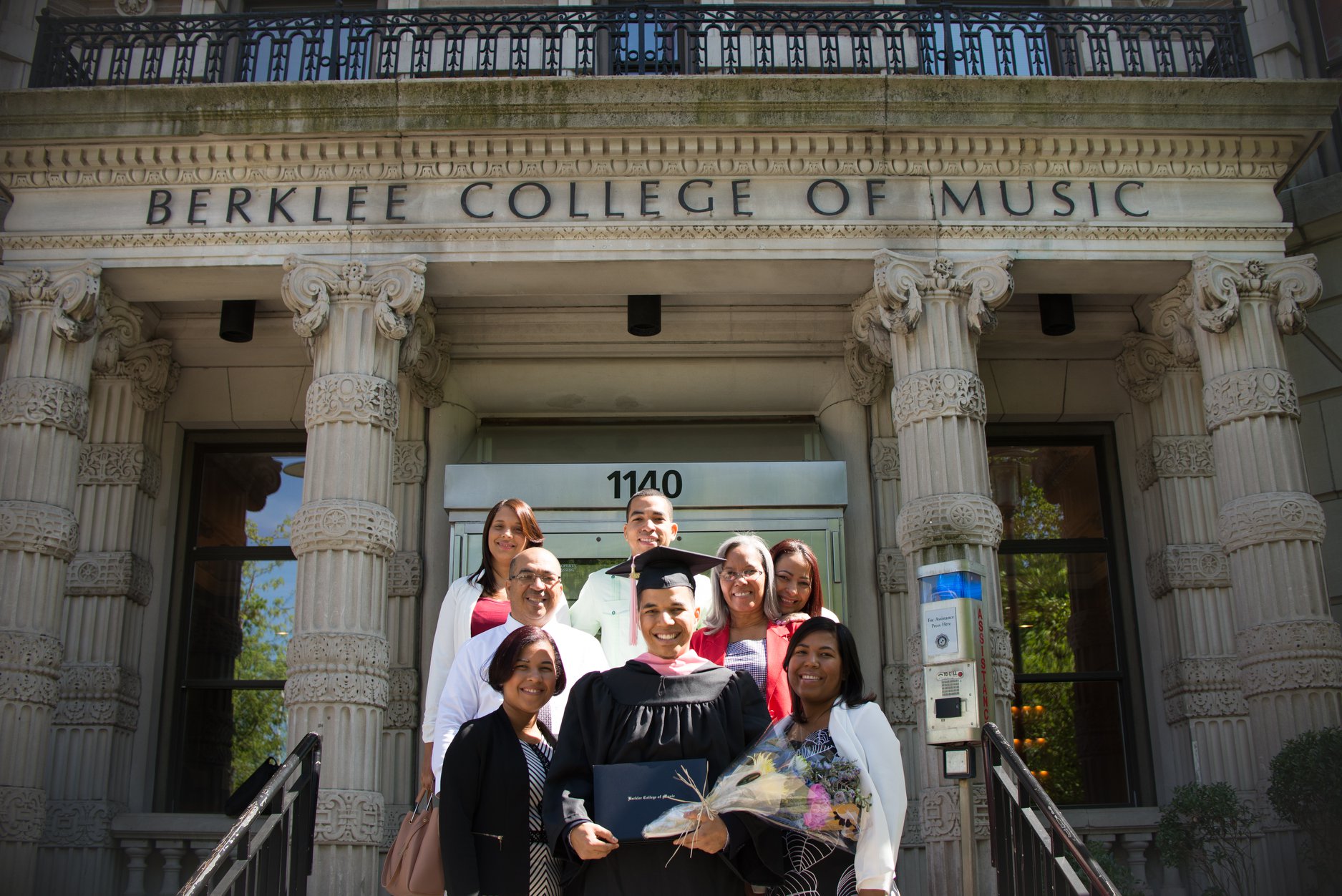 Pauly con su familia frente a Berklee College of Music en Boston