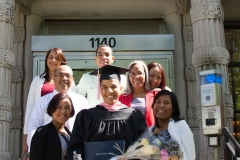 Pauly con su familia frente a Berklee College of Music en Boston