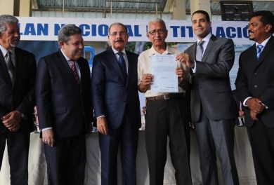 DANILO MEDINA ENTREGÓ 576 TÍTULOS DE PROPIEDAD EN LOS ALCARRIZOS