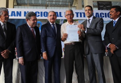 DANILO MEDINA ENTREGÓ 576 TÍTULOS DE PROPIEDAD EN LOS ALCARRIZOS