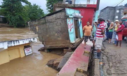 Casas destruidas por inundaciones