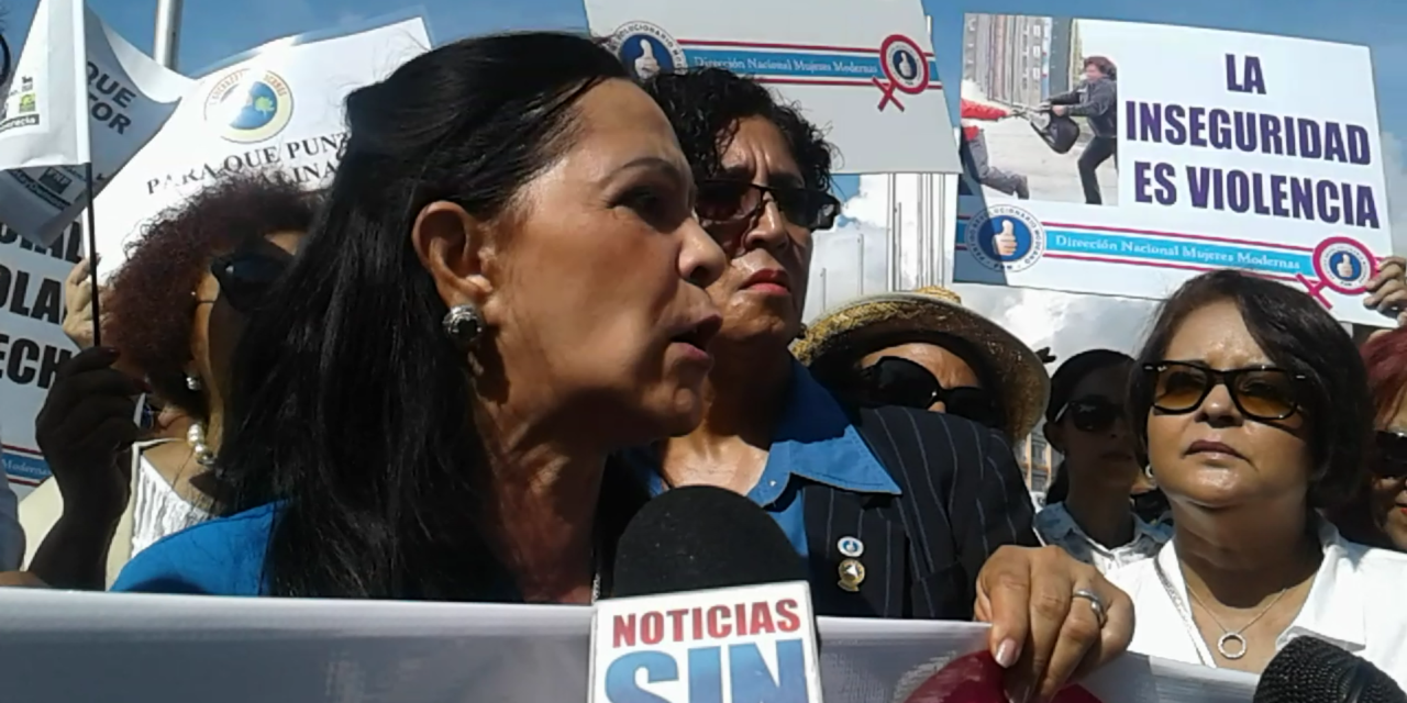Mujeres del PRM protestan