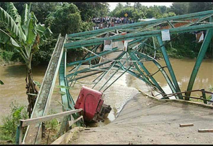 Colapsa puente sobre río Camú
