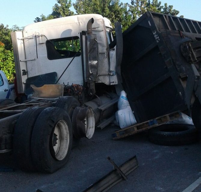 Chocan 3 vehículos Cruce de Yaguate