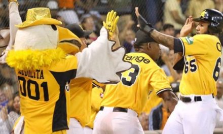 Aguilas apalean a los Leones