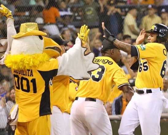 Aguilas apalean a los Leones