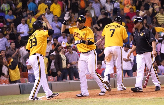 Aguilas dejan a Leones en el terreno