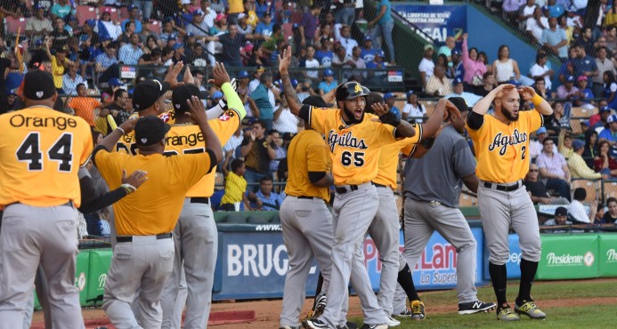 Aguilas sacan de abajo y ganan al Licey