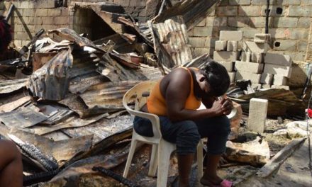 Fuego destruye viviendas en Los Ríos