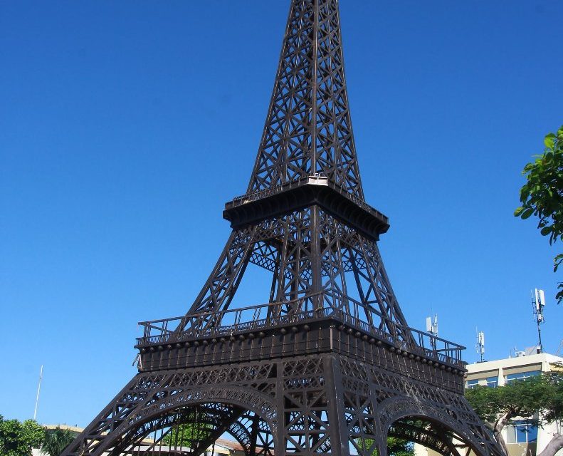 Alcalde desconoce país torre Eiffel