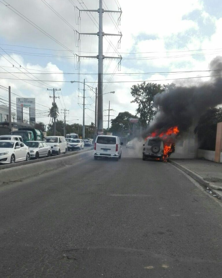 Vehículo incendiado en Avenida