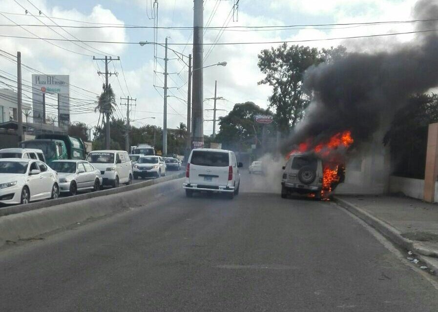 Vehículo incendiado en Avenida