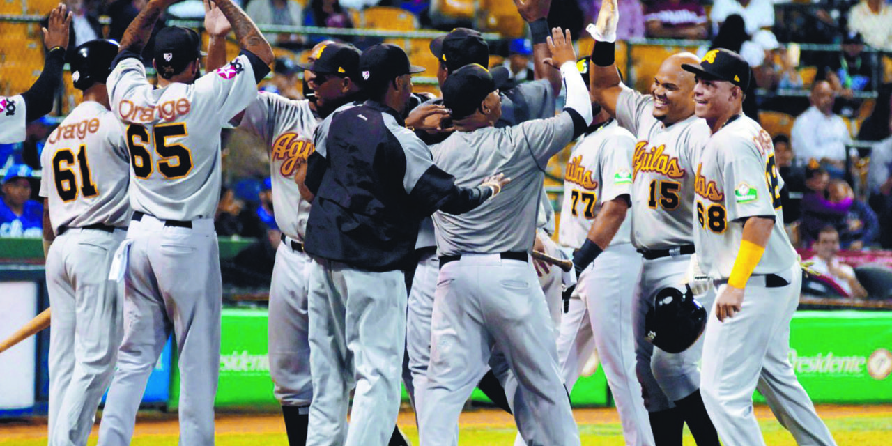 Aguilas aseguran dominio, blanquean azules