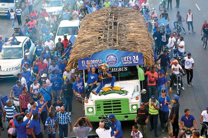 Con roster oficial, Licey celebra en las calles