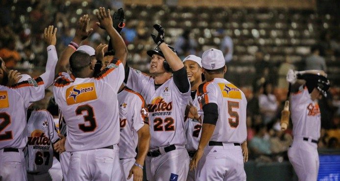 Gigantes derrotan a los Leones