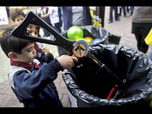 Evitar los juguetes que inciten violencia