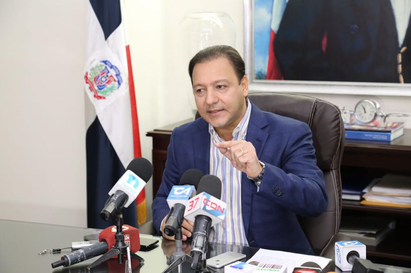Alcalde Abel Martínez denuncia expedición de cédulas y carnets de naturalización falsos a favor de haitianos
