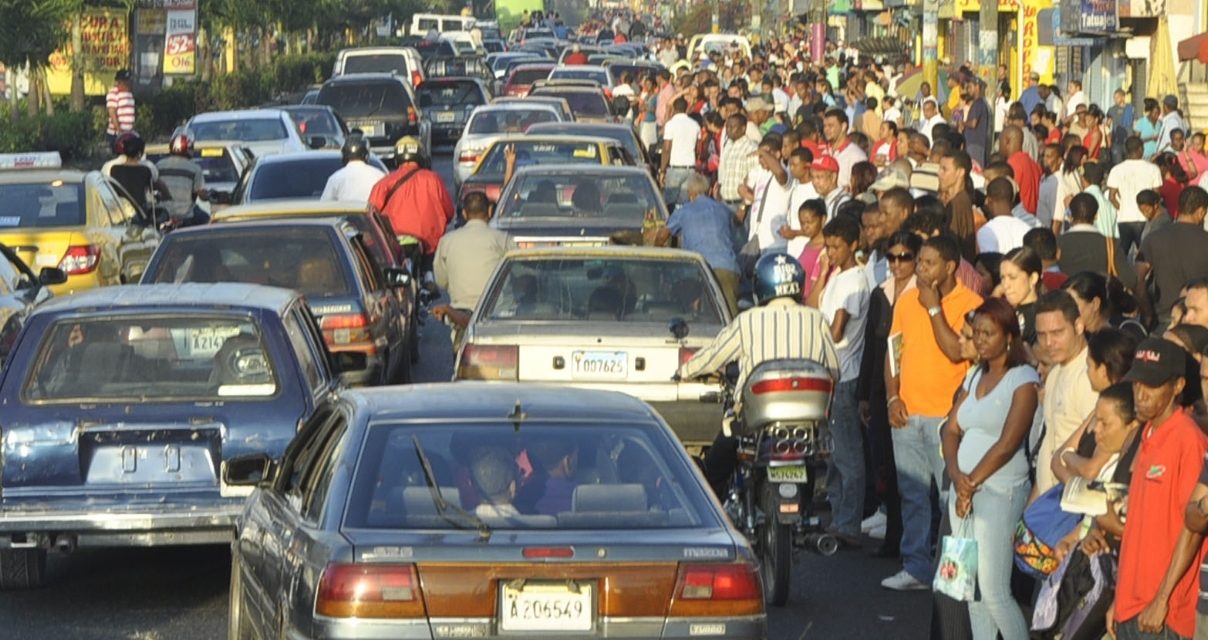 Nueva ley de tránsito prohíbe más de cinco personas en carros públicos