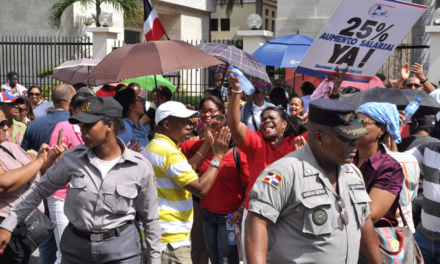 Profesores marchan hasta el Ministerio de Educación