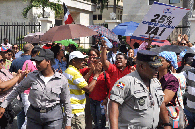 Profesores marchan hasta el Ministerio de Educación