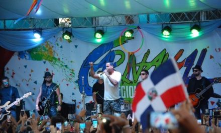 Romeo sorprende con un histórico concierto en Baní en el día de la Independencia