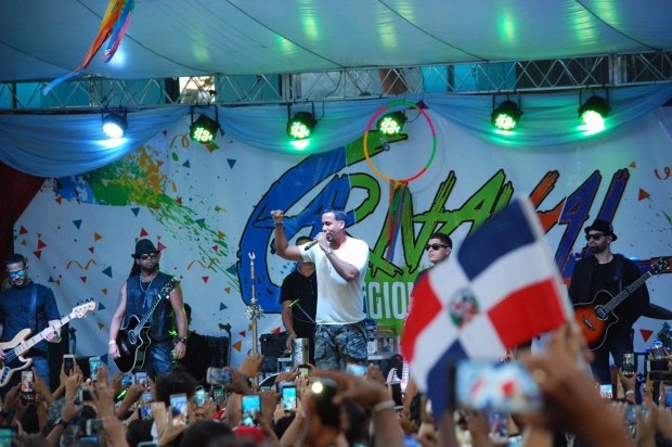 Romeo sorprende con un histórico concierto en Baní en el día de la Independencia