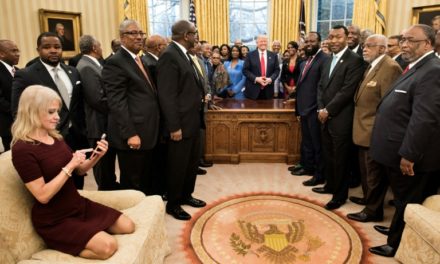 Polémica foto de asesora de Trump abre debate sobre decoro