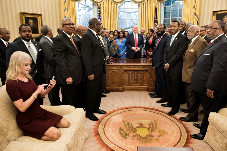 Polémica foto de asesora de Trump abre debate sobre decoro