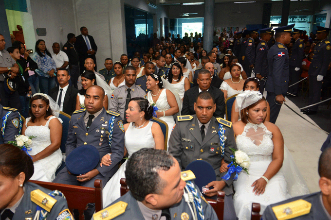 Policía Nacional celebra boda colectiva de agentes y sus parejas