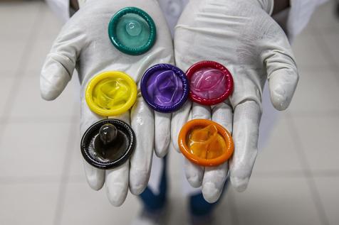 Distribuyen 77 millones de condones para el Carnaval de Río