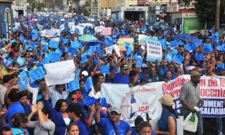 Maestros se manifiestan frente al Ministerio y exigen mejores condiciones