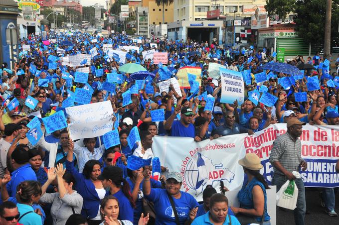 Maestros se manifiestan frente al Ministerio y exigen mejores condiciones