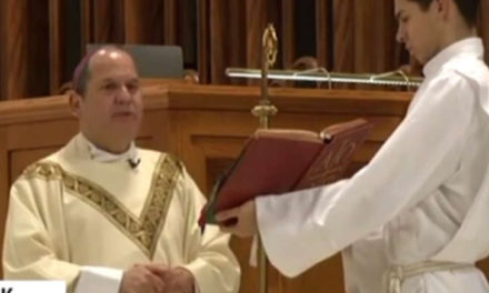 Exboxeador le rompe la boca a obispo en misa