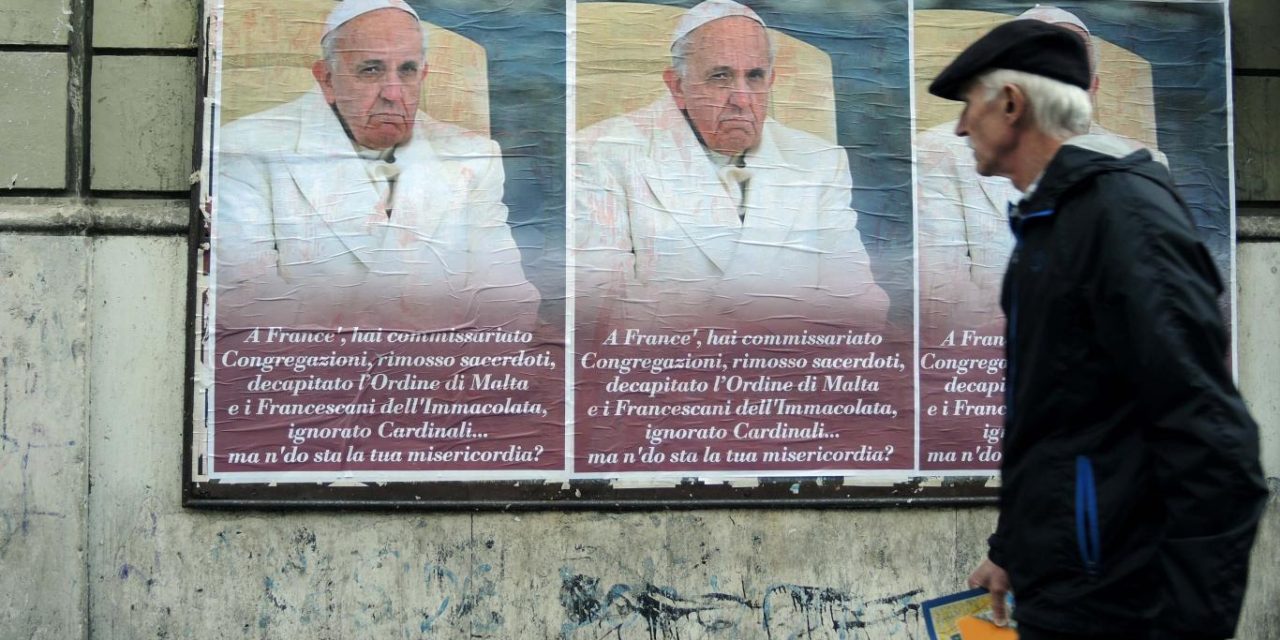 Empapelaron Roma con afiches anónimos en contra del Papa Francisco