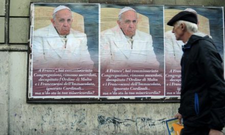 Empapelaron Roma con afiches anónimos en contra del Papa Francisco