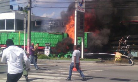 Patana cargada de varilla se estrella contra gasolinera