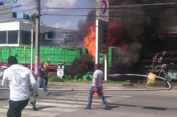 Patana cargada de varilla se estrella contra gasolinera