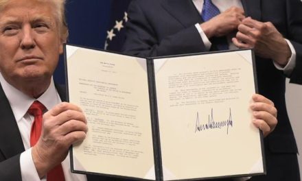 Grafólogos dicen firma de Trump muestra a una persona impresionada por su propio poder