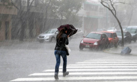 Sistema frontal incrementará las lluvias, se esperan oleajes peligrosos desde esta noche