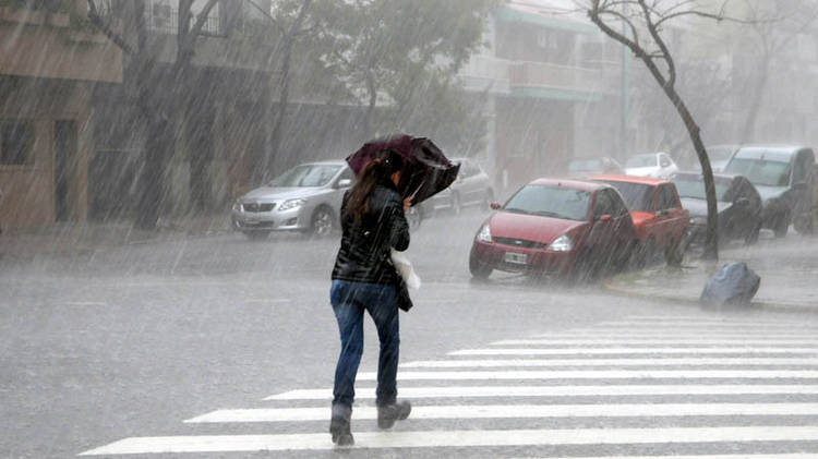 Sistema frontal incrementará las lluvias, se esperan oleajes peligrosos desde esta noche