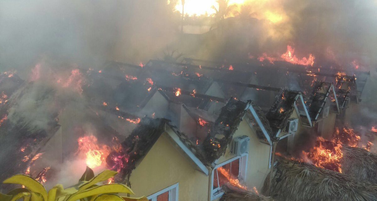 Fuego consume cabañas del hotel Dominicus y varios negocios en Bayahíbe, La Romana