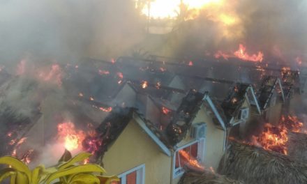 Fuego consume cabañas del hotel Dominicus y varios negocios en Bayahíbe, La Romana