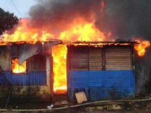 Fuego destruye más de 15 viviendas en Villa La Mata, Sánchez Ramírez