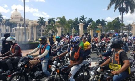 Motoconchistas exigen frente al Palacio cese persecución policial