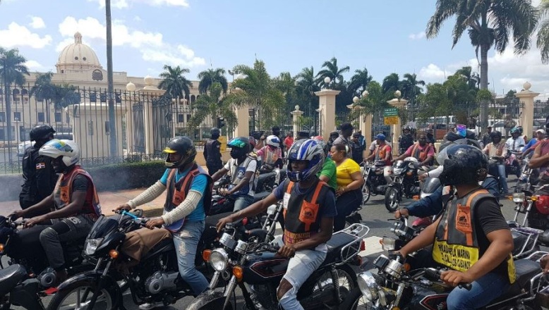 Motoconchistas exigen frente al Palacio cese persecución policial