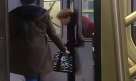 Su cabeza se queda atrapada en las puertas del metro de Nueva York