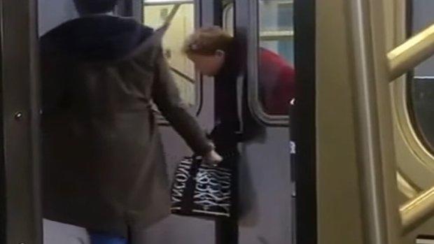Su cabeza se queda atrapada en las puertas del metro de Nueva York