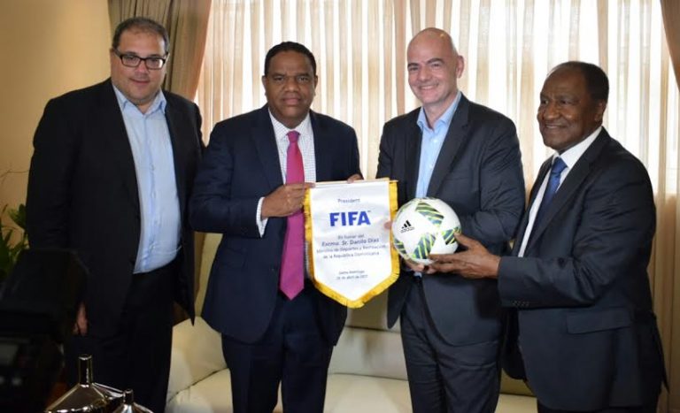 Gianni Infantino, presidente de la FIFA dice que puede cooperar con el fútbol escolar