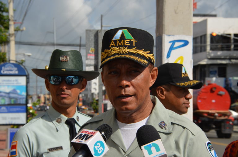 Director de AMET remueve la mata, hace unos 30 cambios