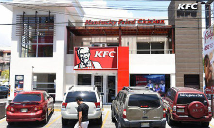 Policía apresa empleada de KFC implicada en asalto a sucursal